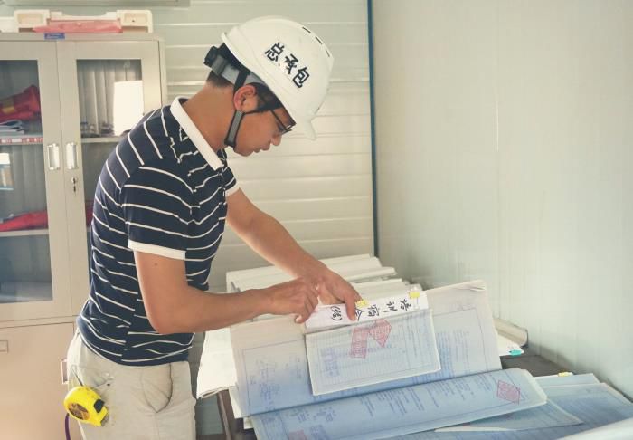 卷尺不離身，能下工地，也能細心的整理好每一份資料。謝微旋 攝.jpg