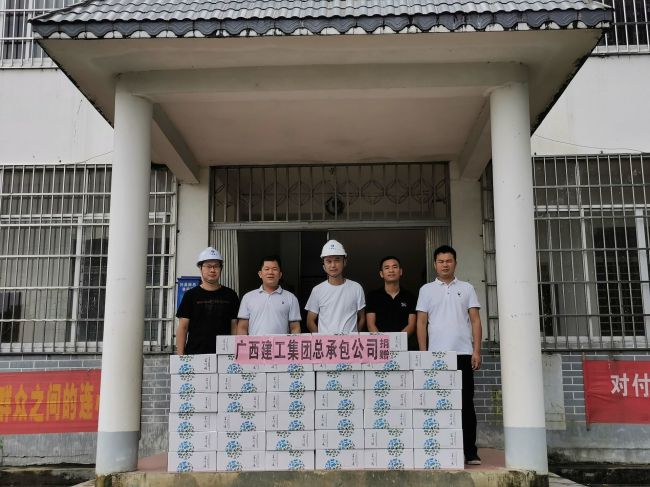捐贈(zèng)抗災(zāi)物資。譚山泉 攝（修圖）.jpg